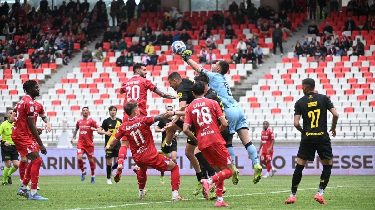 VIDEO - Bari, sconfitta amara con il Modena. L'opinione dei tifosi...