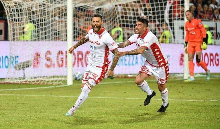 Cagliari-Bari, emozioni da film: dal gol di Lapadula al rigore di Antenucci. Che cuore!