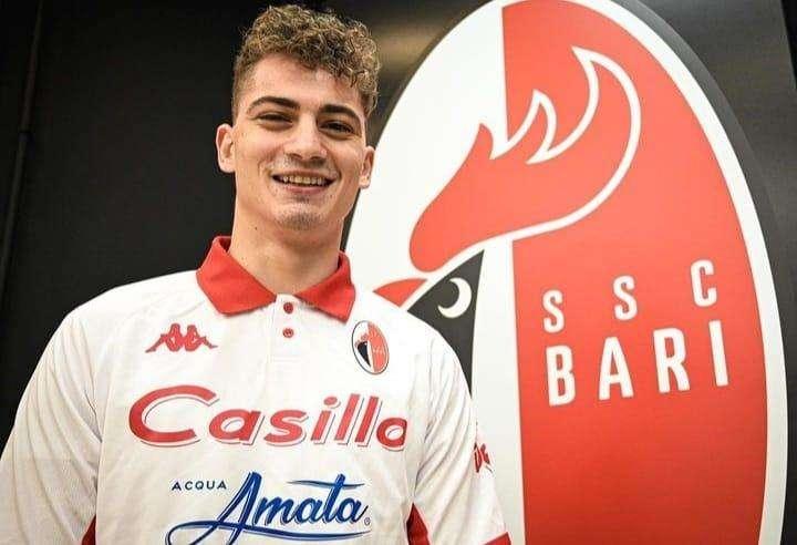 Le quote - Cagliari favorito, il 2 a 4,90. Un gol di Esposito...