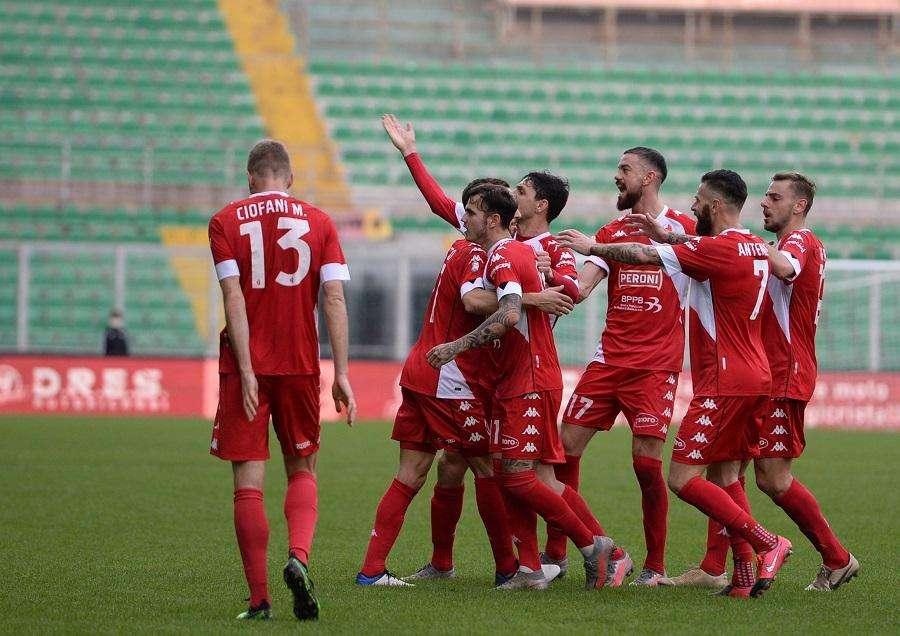 Palermo-Bari 1-1, beffa finale per i biancorossi. Non basta D'Ursi, Lucca regala il pari ai rosanero. Rivivi il live