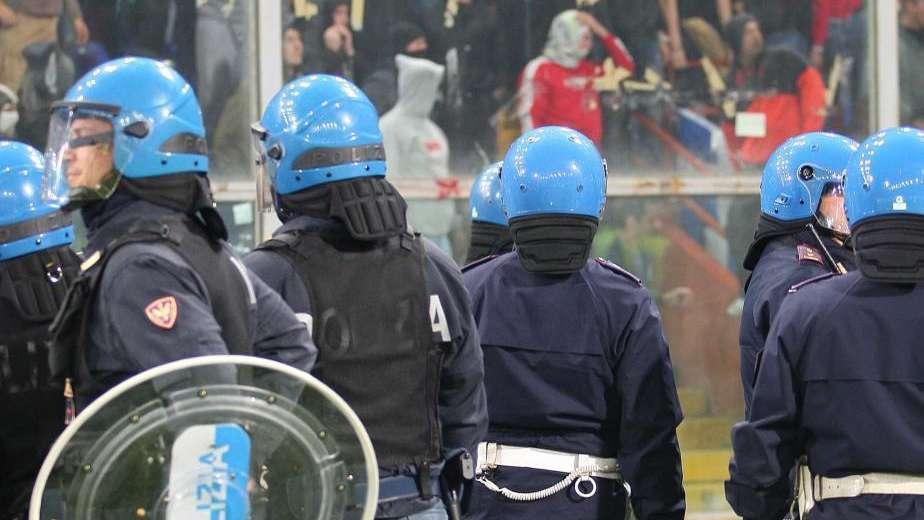 Incidenti nel prepartita: sassaiola tra le tifoserie. Feriti due poliziotti