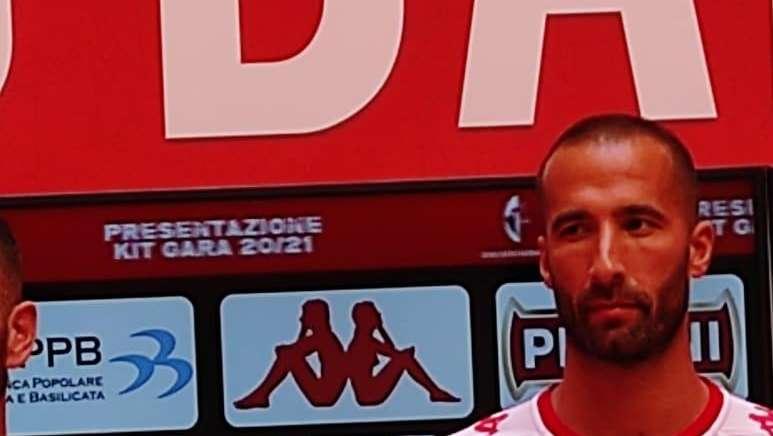FOTO - Ecco le nuove maglie del Bari per la stagione 2020-2021