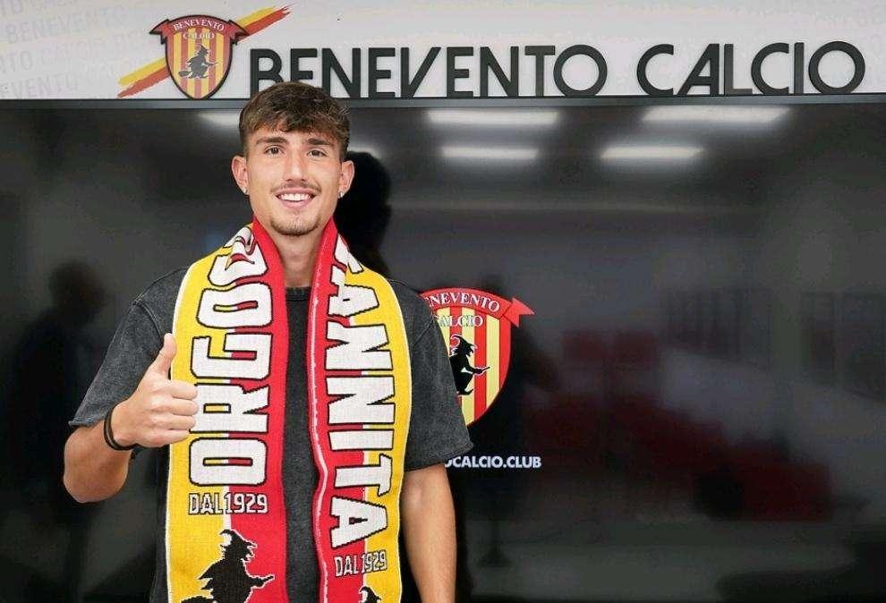 Viscardi  firma il suo primo contratto da professionista con il Benevento 