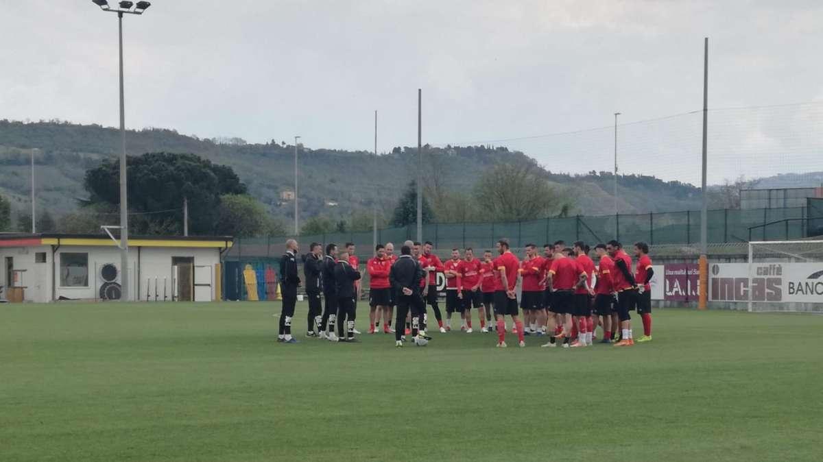 Dall'Imbriani - Lavoro atletico e esercitazioni di possesso palla per i giallorossi. Viola, Del Pinto e Tuia non terminano l'allenamento