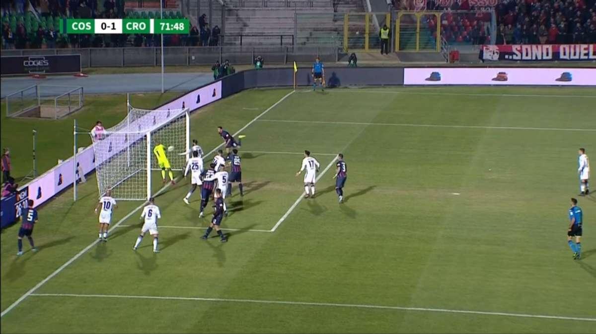 CLAMOROSO GOL FANTASMA NON ASSEGNATO AL COSENZA CONTRO IL CROTONE