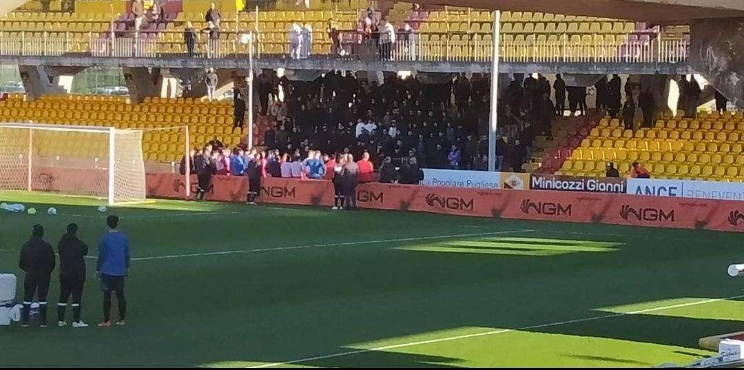 Il Benevento si allena a porte aperte e incontra i suoi tifosi: la squadra non mollerà fino alla fine!