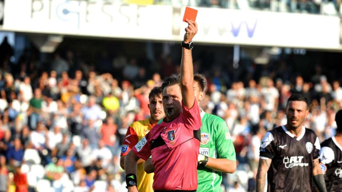Un Benevento carico prepara il derby con la Casertana. Mattia Caldera di Como dirigerà il match