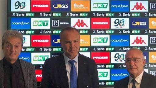 SERIE B, IL PRESIDENTE BALATA CONSEGNA IL TROFEO ALI DELLA VITTORIA AL BENEVENTO