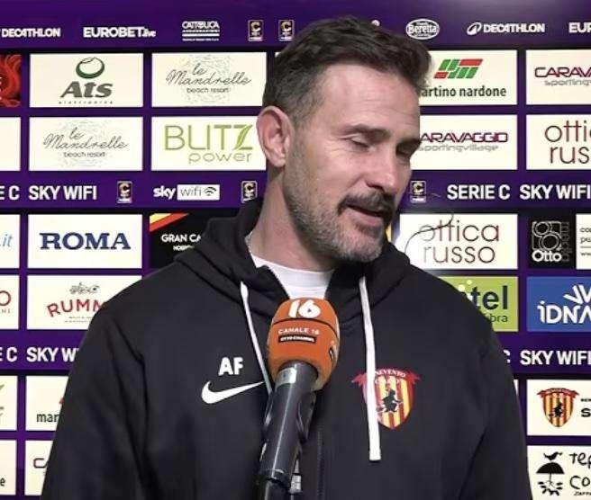 SALA STAMPA DOPO BENEVENTO-SIRACUSA, FLORO FLORES:"Gol subiti su ingenuità, grande reazione della squadra. Quando c'è un grande gruppo arrivano i risultati"