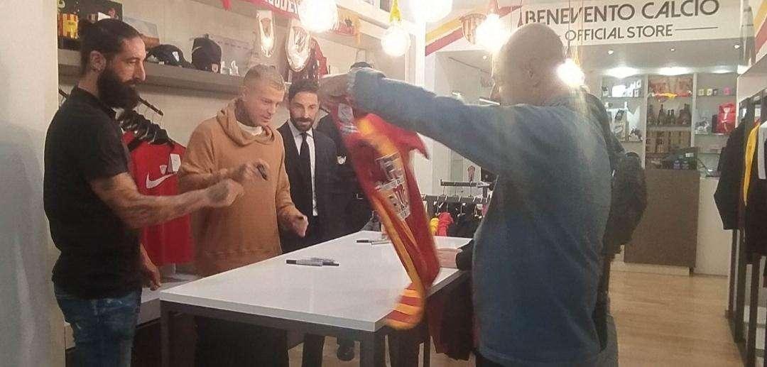 Halloween si tinge di giallorosso: abbracci e sorrisi per tanti tifosi della Strega