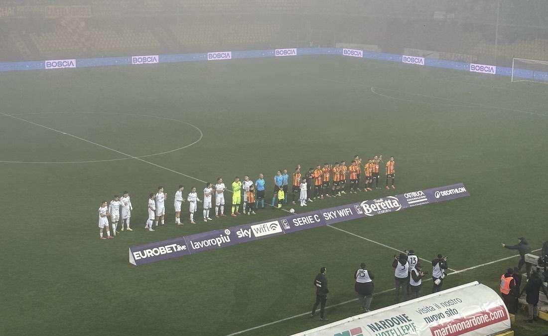 BENEVENTO-CROTONE 2-1: Rimonta nella nebbia del Vigorito, vittoria e primato in solitaria