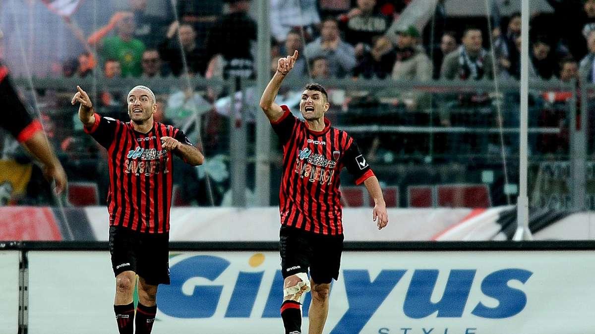 13^ Giornata di Campionato Lega Pro Girone B:NOCERINA-BENEVENTO 3-2 ( 4' pt Daffara (N), 6' pt Mancosu (B), al 3'st ed al 43'st Evacuo (N), al 47'st Montiel (B) )
