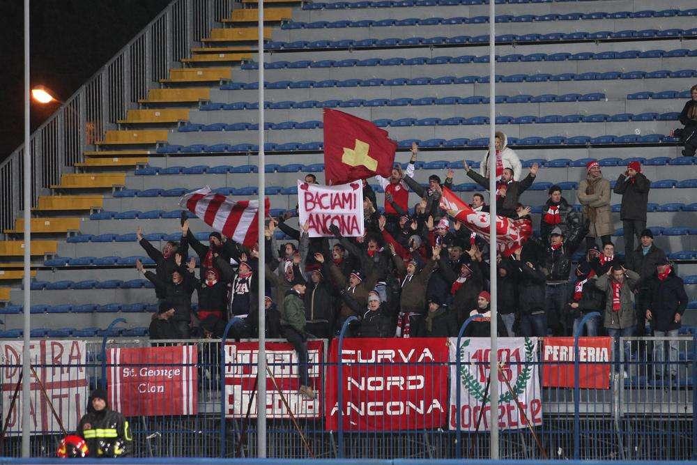 Ancona, sondaggio per un terzino 