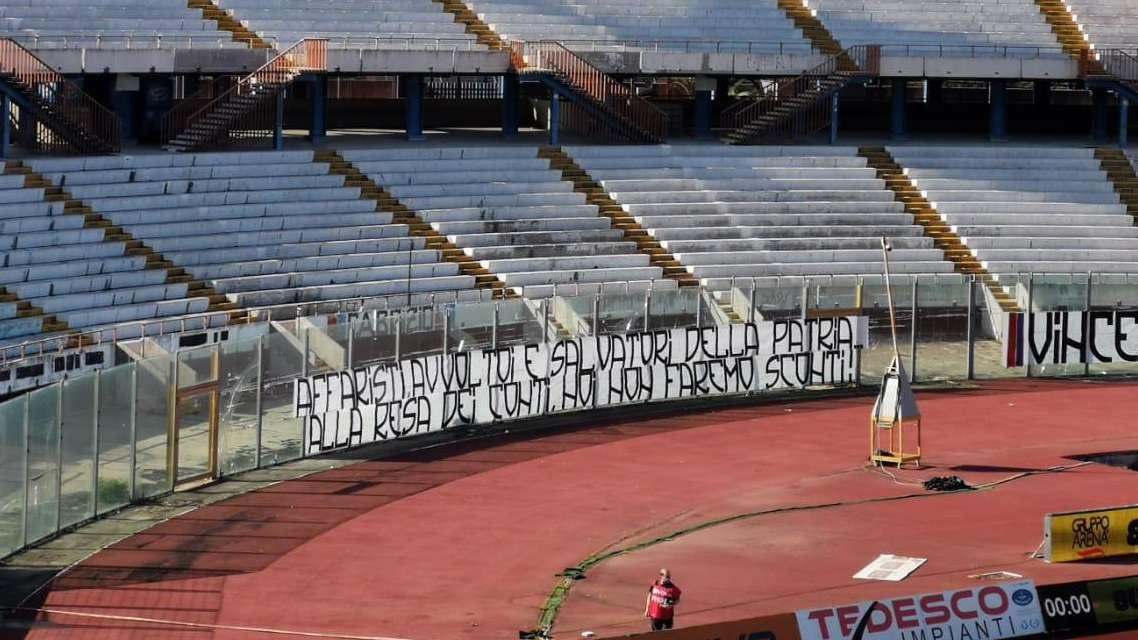 FOTONOTIZIA TC - Catania, striscione tifosi su vicenda Sigi-Tacopina