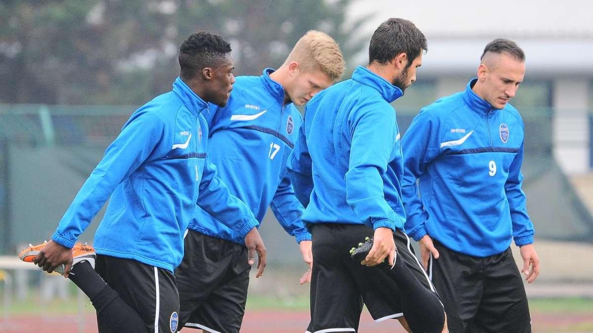 Renate, salutano in due
