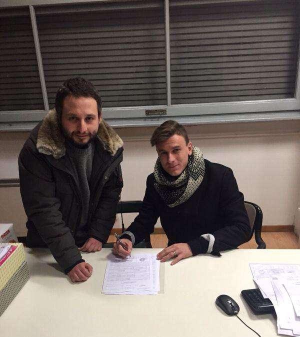 FOTONOTIZIA: Ecco la firma di Castiglia col Como