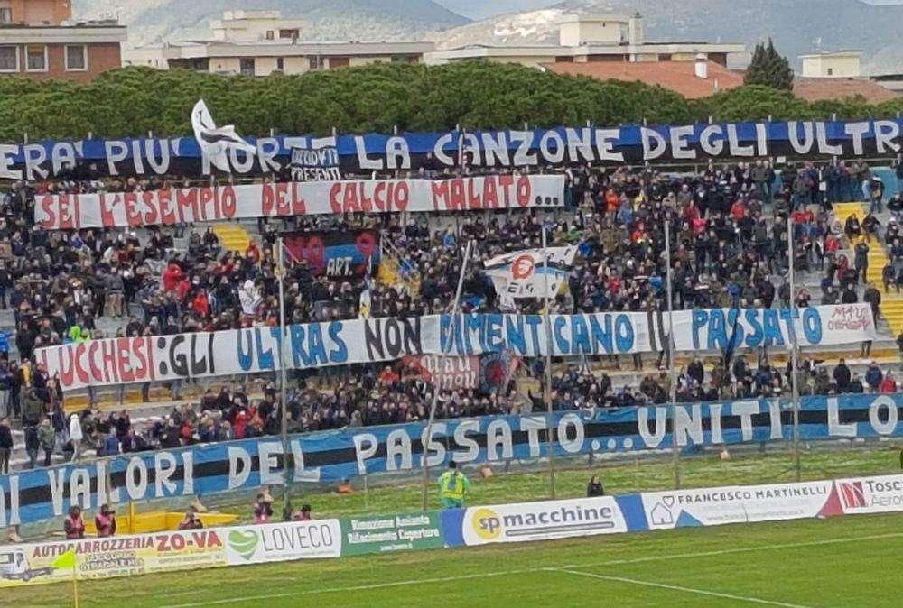 Pisa, dagli ultras striscione al vetriolo contro Lucchesi