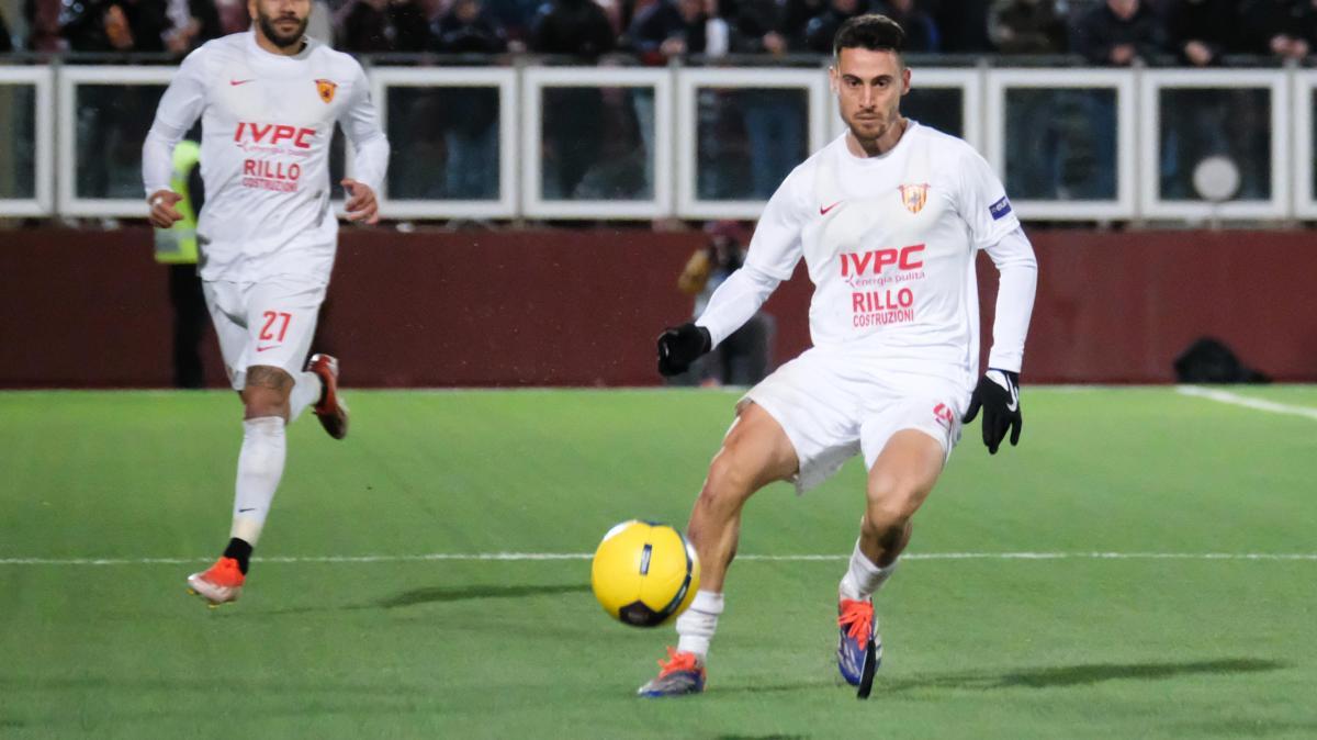 Arezzo, a centrocampo arriva lo svincolato Viviani. Firma fino al 2028