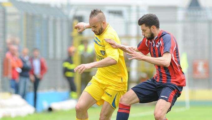 L'Aquila, si tenta di trattenere un difensore