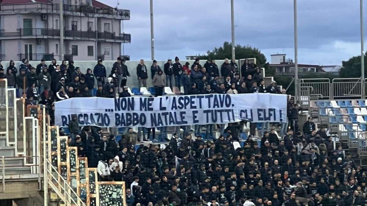 Cavese, seconda trasferta libera dell'anno: lo striscione ironico dei tifosi