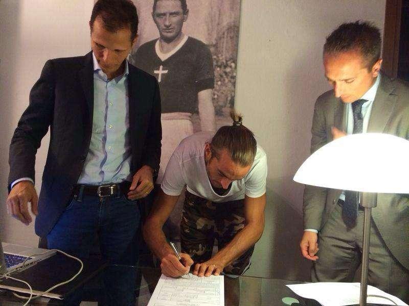 FOTONOTIZIA: Ecco la firma di Miglietta a Novara