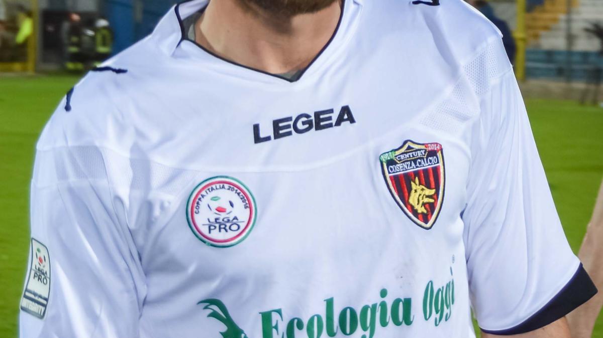 Cosenza, Kouan va via. E se non lascia l'abbigliamento tecnico scatta la multa