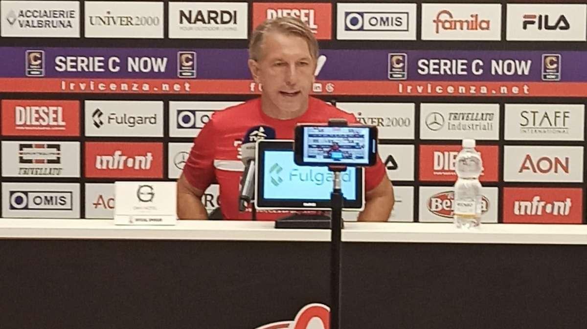 Vicenza, Vecchi: "Primo gol Rimini in fuorigioco. De Col? Ha zigomo gonfio"