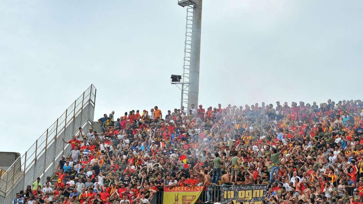Benevento, riduzione degli ingaggi e volata a due per la panchina
