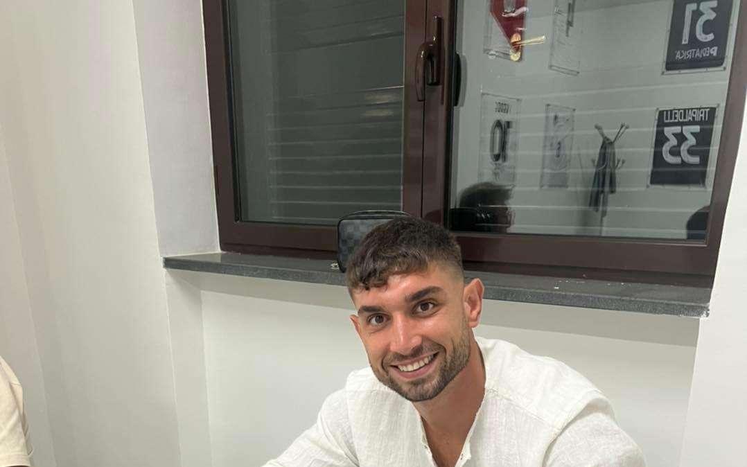 FOTONOTIZIA TC - Giugliano, la firma di Giuseppe Iglio