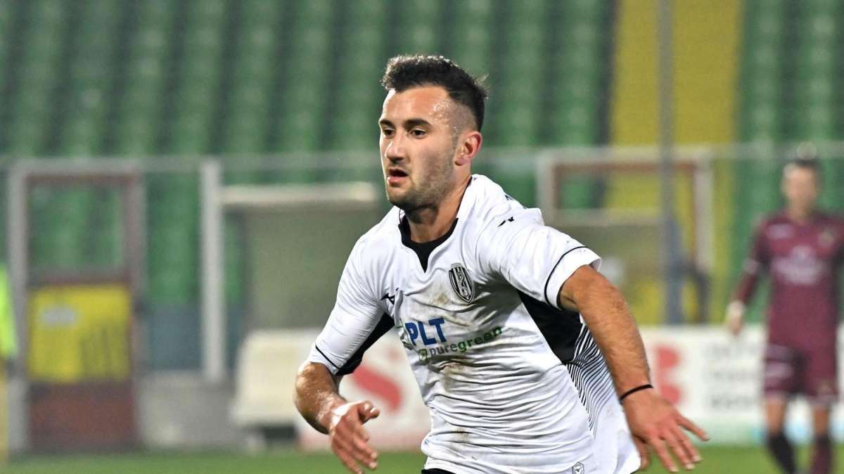 Pescara, piace Borello del Crotone ma la trattativa è in salita