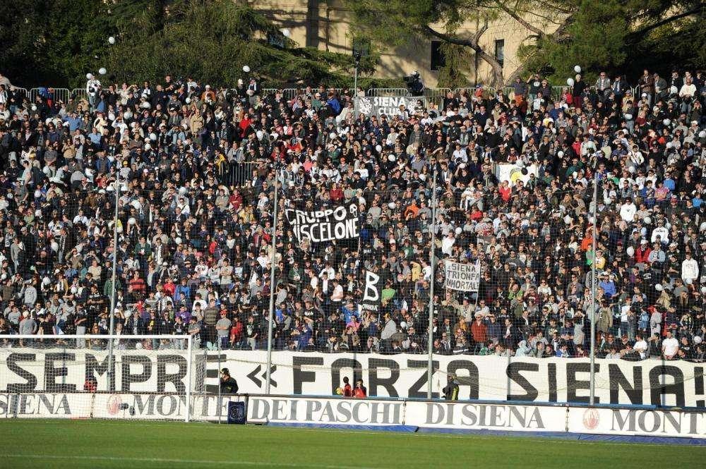 Robur Siena, tifosi contro la società: "Vogliamo la verità"
