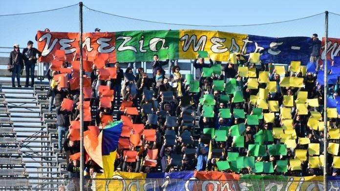 Modena, mascherine gialloblu griffate per tutti gli abbonati