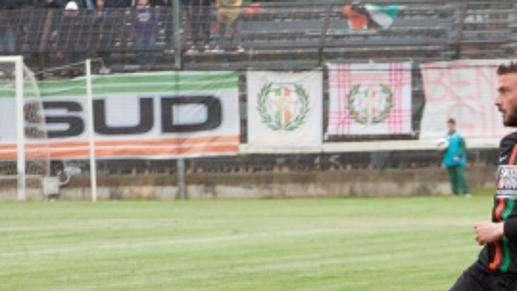 La Cremonese contende un difensore alla Carrarese