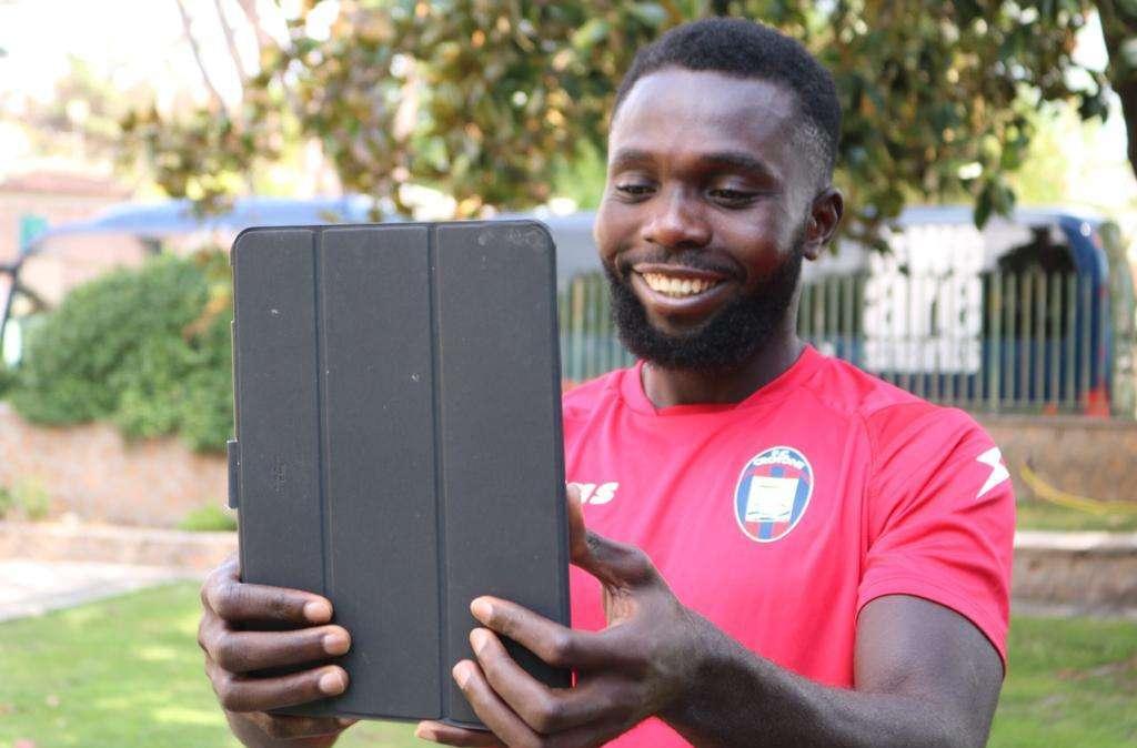 Crotone, la prova canora social di Awua sulle note di Rino Gaetano
