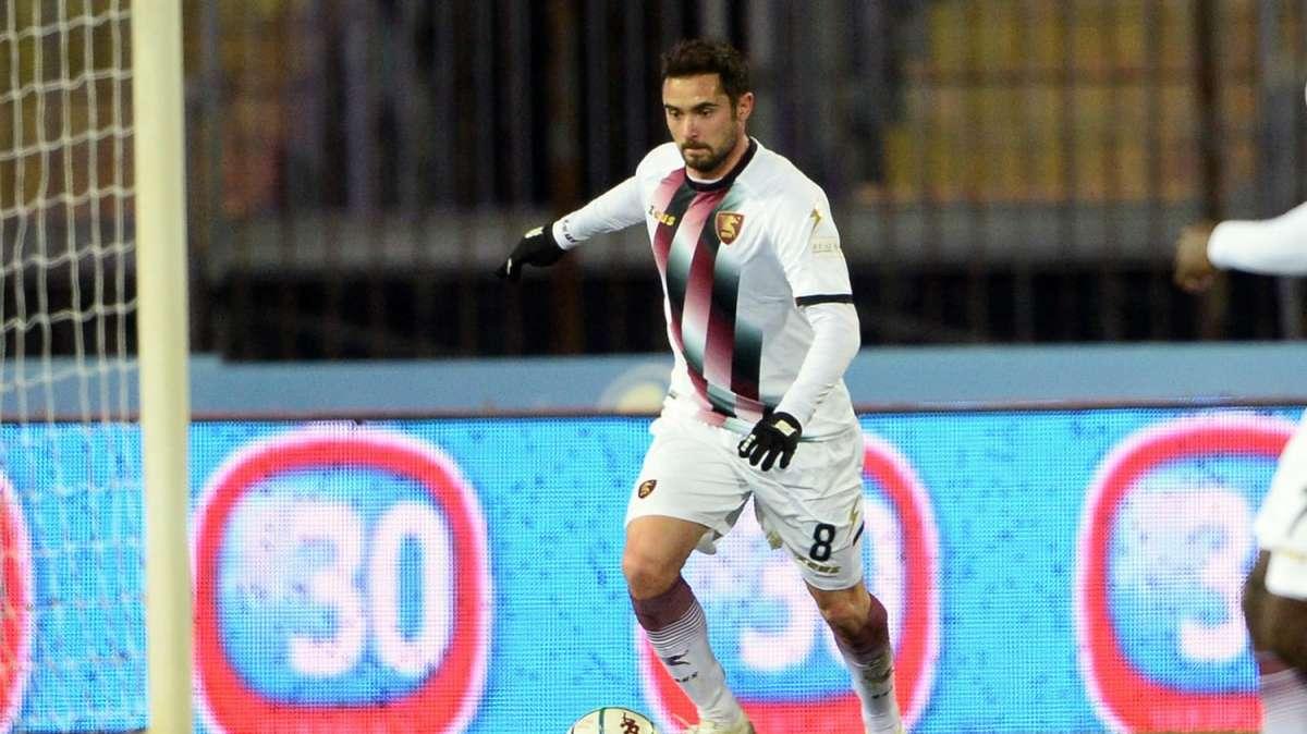 Catanzaro, il sogno per il centrocampo è Schiavone della Salernitana