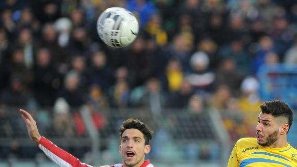 Lecce, è sfida con un club di Serie B per un difensore