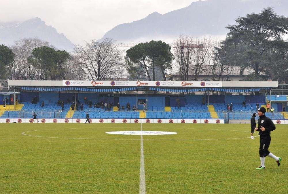Lecco-Novara, al 55' si spengono i fari: ricominciato il match