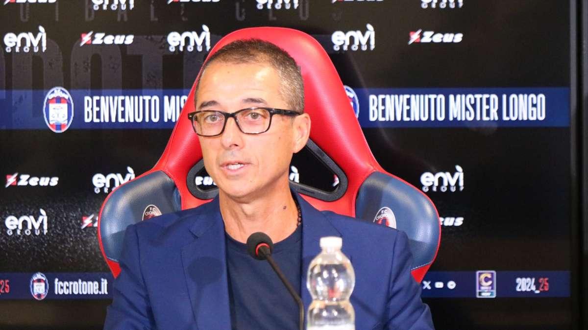 Crotone, Longo: "Ci aspetta altra grande battaglia, dobbiamo essere protagonisti"