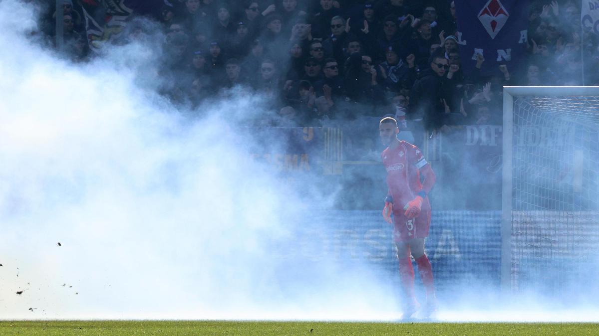 Incredibile a Monopoli: tifosi del Foggia fanno invasione, squadre nel tunnel
