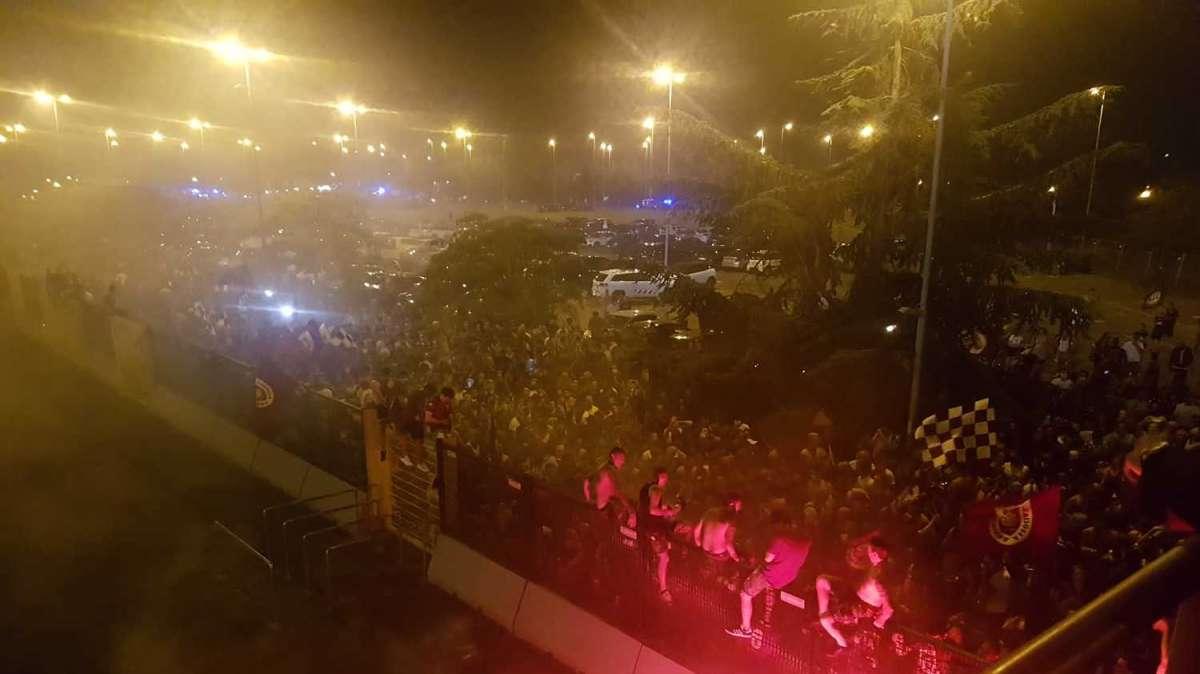 FOTONOTIZIA TC - Reggiana in B, la festa dei tifosi fuori dallo stadio