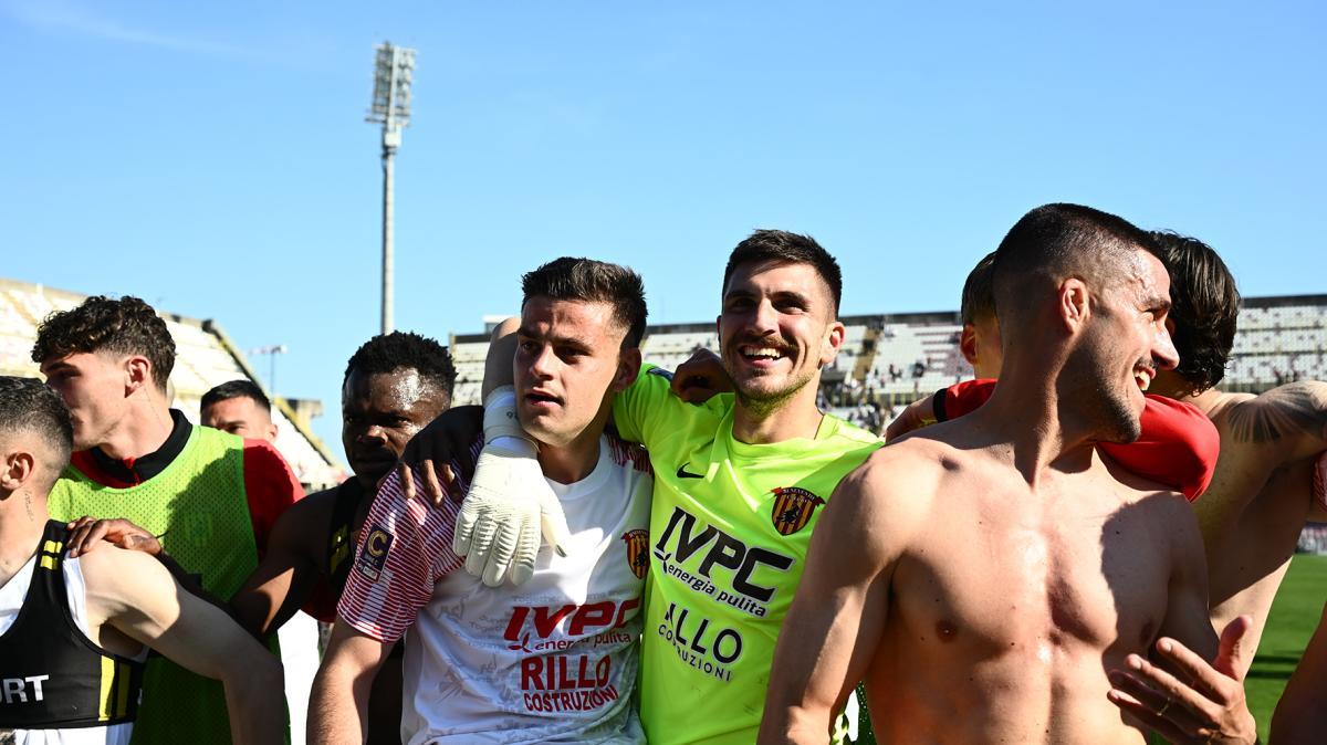 Benevento promosso in Serie B: l’Arco di Traiano si illumina di giallorosso