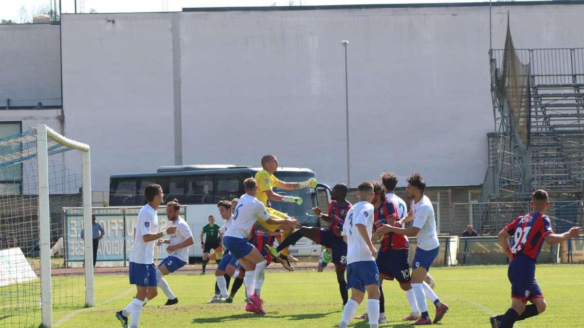 NOTIZIA TC - Montevarchi e San Donato Tavarnelle sulla punta 2001 Polo