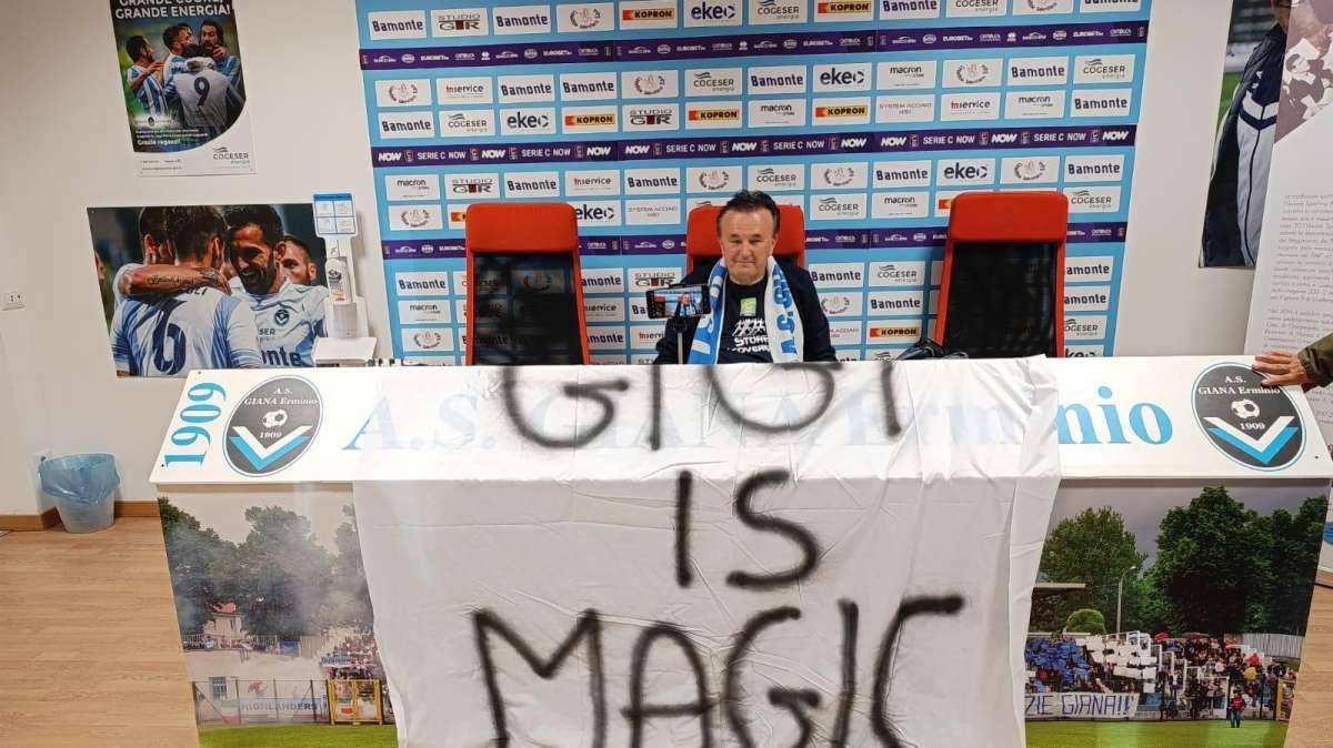 Giana, l'omaggio dei tifosi a Gigi Fresco: sciarpa e striscione