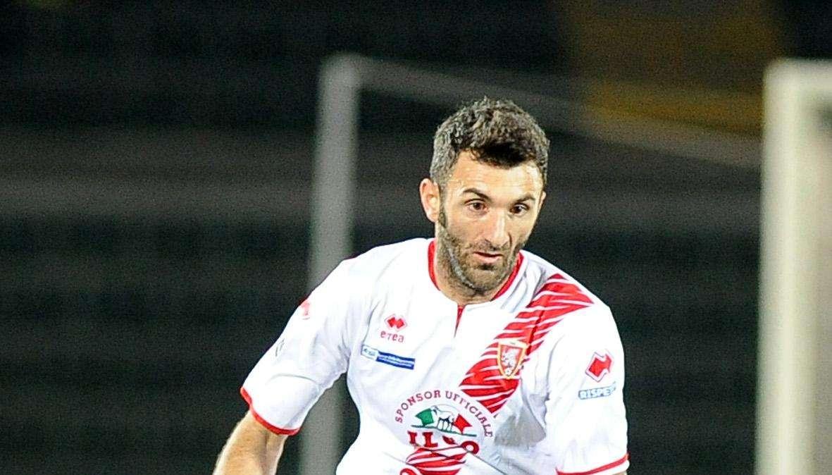Gennaro Delvecchio firma per il Bari