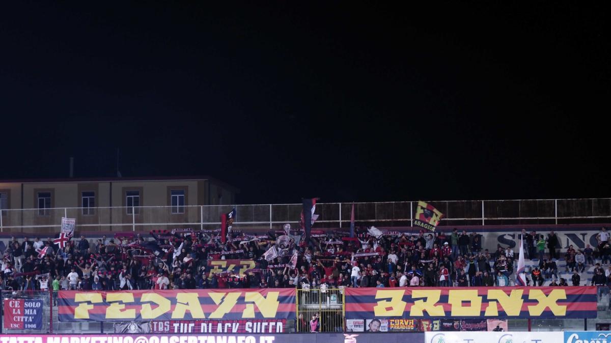 Casertana-Foggia, ripresa la sfida: un tifoso ferito portato all'ospedale 