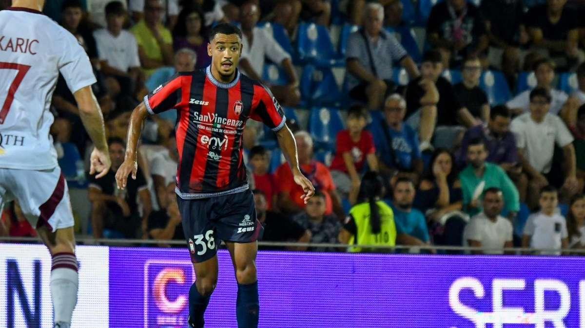 Crotone, il centrocampista Schirò rinnova fino al 2026