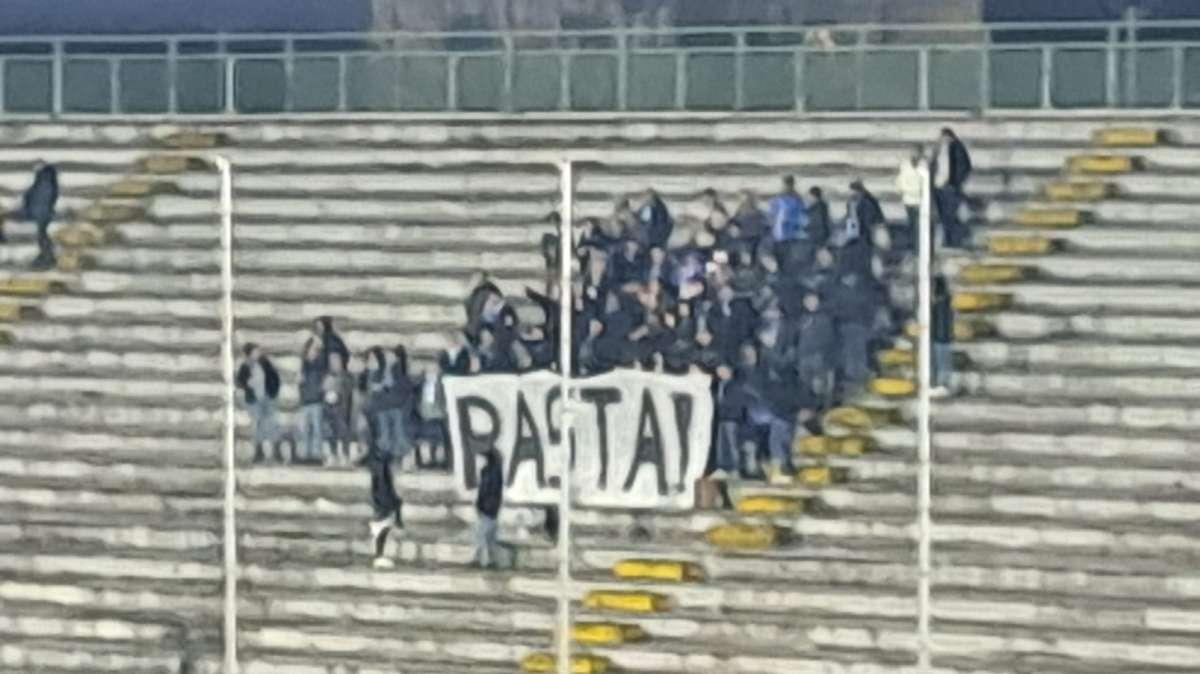 SPAL, l'eloquente striscione dei tifosi al Porta Elisa: "Basta!"