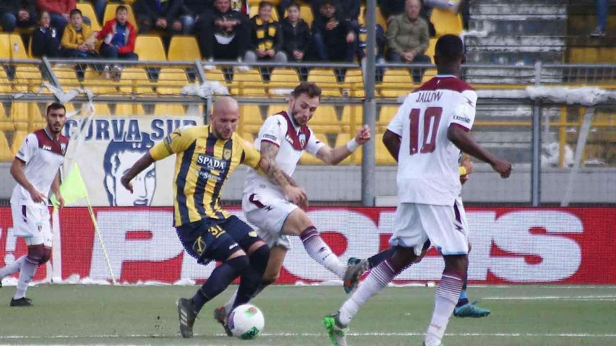 Sfida tra Palermo e Ternana per Simone Calvano dell'Hellas Verona