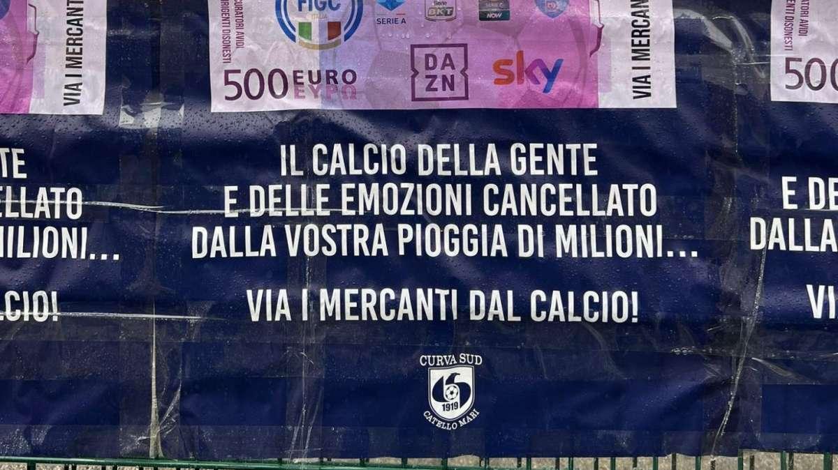 Cavese sfida Juve NG, lo striscione dei tifosi: "Via i mercanti dal calcio"