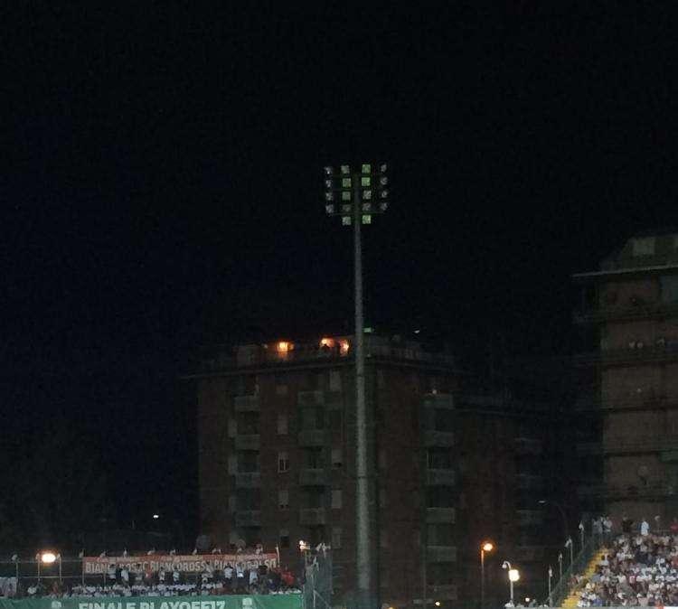 Carpi-Novara, partita sospesa per diversi minuti per la rottura di un faro